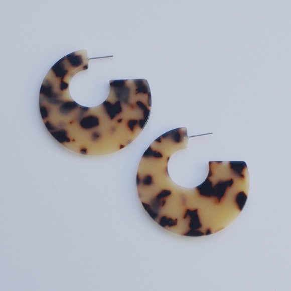 UO Style Blonde Tortoise Statement Earrings - Picture 2 of 8